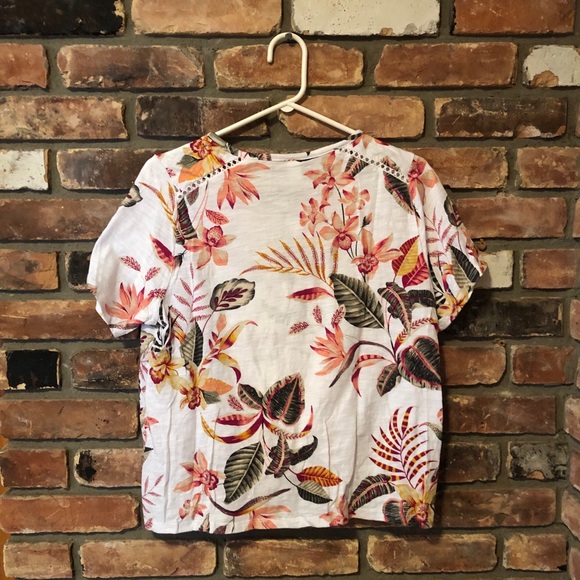 Woman’s Floral Front Knot T-Shirt - Picture 2 of 5